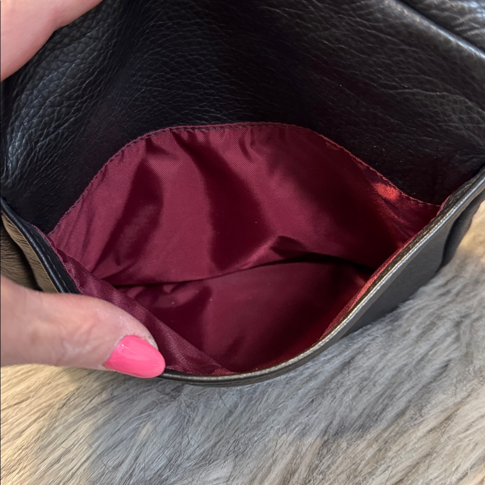 Libaire Women's Black Leather Crossbody Bag - Picture 4 of 9